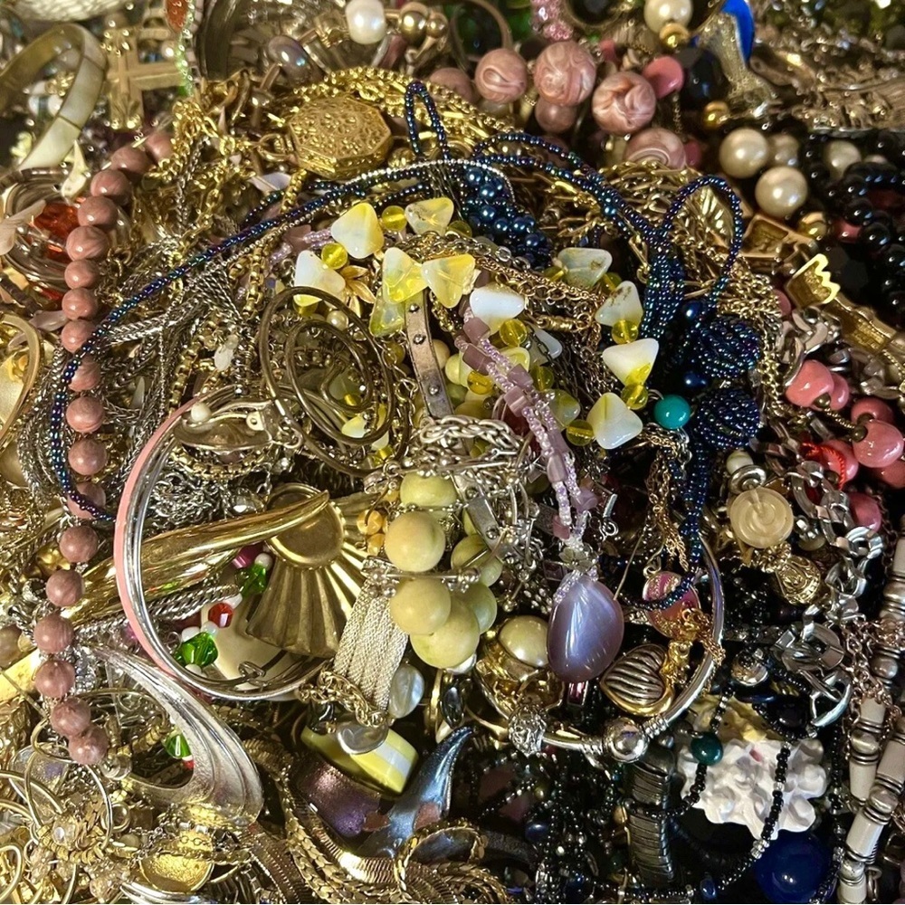 2.5 LBS CURATED Vintage jewelry lot-Gold silver Rhinestones, and pearls wearable - Picture 5 of 6